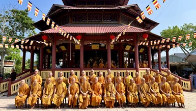 Chư Tăng lưu niệm trước chánh điện tịnh xá Pháp Đăng (X.An Bình, tỉnh Vĩnh Long) sau thời gian dài xây dựng - Ảnh: Quảng Đạo/BGN