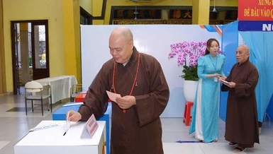 Thượng tọa Thích Thanh Phong bỏ phiếu bầu đại biểu Quốc hội và Hội đồng Nhân dân các cấp tại điểm số 7 (P.Xuân Hòa, TP.HCM) - Ảnh: Bảo Toàn/BGN