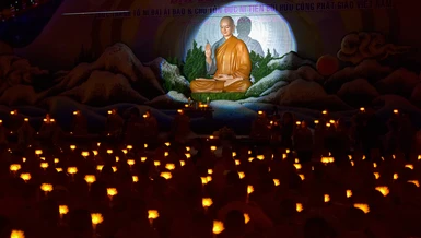 Những ngọn nến được chư Ni thắp lên mang theo lòng thành kính, sự biết ơn của hàng hậu bối dâng lên Đức Thánh Tổ Ni Đại Ái Đạo tại Quảng trường Lâm Viên - Ảnh: Quảng Đạo/BGN