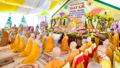 Phân ban Ni giới Phật giáo tỉnh Lâm Đồng dâng văn chúc tán Đức Thánh Tổ Ni Đại Ái Đạo, chư tôn đức Ni tiền bối hữu công Việt Nam tại chùa Phước Huệ - Ảnh: Quảng Đạo/BGN