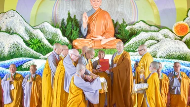 Chư Ni trưởng Phân ban Ni giới T.Ư, Phân ban Ni giới tỉnh Lâm Đồng trao biểu tượng và cờ luân lưu đến Phân ban Ni giới tỉnh Quảng Trị, đơn vị đăng cai tổ chức đại lễ vào năm 2027 - Ảnh: Quảng Đạo/BGN