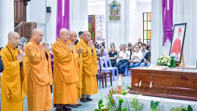 Hòa thượng Thích lệ Trang cùng thành viên phái đoàn Ban Thường trực Ban Trị sự GHPGVN TP.HCM trước linh cữu của ngài Hồng y Gioan Baotixita Phạm Minh Mẫn - Ảnh: Quảng Đạo/BGN