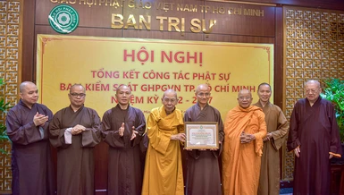 Ban Trị sự GHPGVN TP.HCM trao Bằng tuyên dương công đức đến tập thể Ban Kiểm soát TP.HCM - Ảnh: Quảng Đạo/BGN