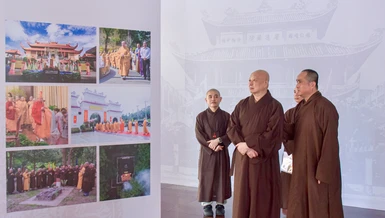 Hòa thượng Thích Lệ Trang khảo sát không gian tổ chức triển lãm "45 năm Giáo hội Phật giáo Việt Nam: Phát triển cùng đất nước - Bước vào kỷ nguyên mới - Ảnh: Quảng Đạo/BGN