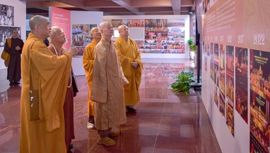 Đại lão Hòa thượng Thích Trí Quảng cùng chư vị lãnh đạo Phật giáo TP.HCM nhìn lại chặng đường phát triển của GHPGVN qua các thời kỳ tại triển lãm "45 năm Giáo hội Phật giáo Việt Nam: Phát triển cùng đất nước - Bước vào kỷ nguyên mới" - Ảnh: Quảng Đạo/BGN