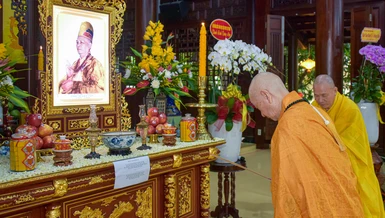 Đức Pháp chủ dâng hương tưởng niệm Đại lão Hòa thượng Thích Trí Thủ tại chánh điện Quảng Hương Già Lam vào sáng 17-4 - Ảnh: Quảng Đạo/BGN