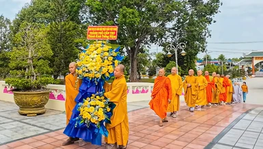 Ban Thường trực Ban Trị sự, Ban Tổ chức Đại hội, chư Tăng Ni đại biểu trang nghiêm dâng hương, đặt vòng hoa tưởng niệm tại Nghĩa trang Liệt sĩ TP.Cần Thơ - Ảnh: Quảng Đạo/BGN