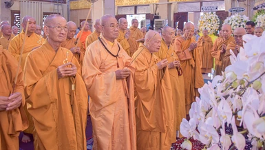 Chư vị giáo phẩm lãnh đạo Trung ương Giáo hội viếng tang Trưởng lão Hòa thượng Thích Giác Tường tại pháp viện Minh Đăng Quang vào sáng 6-5 - Ảnh: Quảng Đạo/BGN