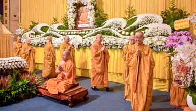 Chư tôn đức Ban Trị sự GHPGVN TP.HCM hữu nhiễu kim quan tiễn biệt Trưởng lão Hòa thượng Thích Giác Tường - Ảnh: Quảng Đạo/BGN 