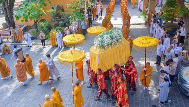 Kim quan Trưởng lão Hòa thượng Thích Giác Tường rời Giác linh đường tại pháp viện Minh Đăng Quang đến nơi trà-tỳ trong niềm tiếc thương vô hạn của Tăng Ni, tín đồ Phật tử - Ảnh: Quảng Đạo/BGN