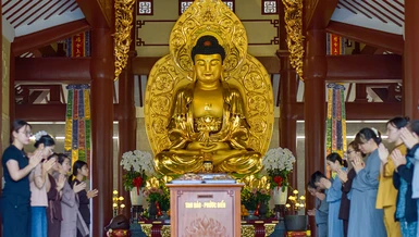 Lắng lòng thanh tịnh trước khi thực hiện nghi lễ sám hối, phát nguyện quy y Tam bảo tại chánh điện chùa Phổ Quang - Ảnh: Quảng Đạo/BGN