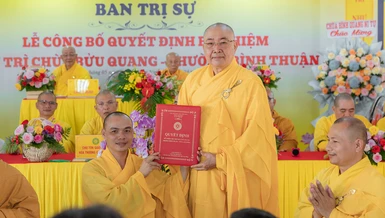 Hòa thượng Thích Minh Nhật trao quyết định bổ nhiệm trụ trì đến Đại đức Thích Nguyên Lượng