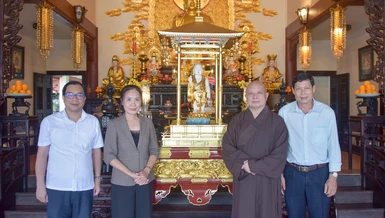Lãnh đạo Ban Tôn giáo Chính phủ thăm Hòa thượng Thích Lệ Trang tại chùa Định Thành (P.Hòa Hưng, TP.HCM) - Ảnh: Quảng Đạo/BGN