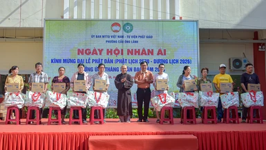 Lãnh đạo Ủy ban MTTQVN phường Cầu Ông Lãnh và các tự viện trên địa bàn trao quà đến người dân tại sự kiện “Ngày hội Nhân ái” diễn ra vào sáng 23-5 - Ảnh: Quảng Đạo/BGN
