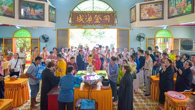 Người Hoa TP.HCM thực hiện nghi thức Tắm Phật tại chùa Long Hoa (P.Phú Định) vào sáng mùng 8-4 Âm lịch - Ảnh: Quảng Đạo/BGN