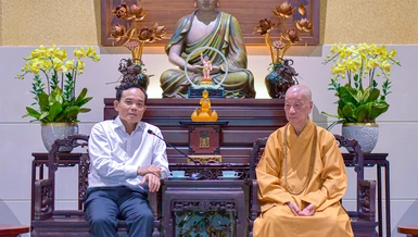 Bí thư Thành ủy TP.HCM Trần Lưu Quang vấn an và có lời chúc mừng đầy hoan hỷ đến Đức Pháp chủ GHPGVN - Đại lão Hòa thượng Thích Trí Quảng nhân dịp Đại lễ Phật đản PL.2570 - Ảnh: Quảng Đạo/BGN