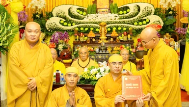 Thượng tọa Thích Thiện Quý trao quyết định bổ nhiệm trụ trì chùa Chơn Giác đến Đại đức Thích Trung Giảng