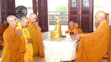 Chư Tăng cử hành nghi thức thọ pháp an cư theo truyền thống