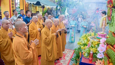 Chư Tăng cử hành khóa lễ Tắm Phật tại tổ đình Vạn Thọ - Ảnh: Quảng Đạo/BGN