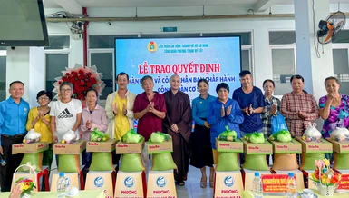Chùa Văn Thánh (P.Bình Lợi Trung) trao các phần quà đến người dân có hoàn cảnh khó khăn