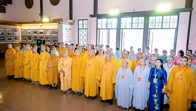 Đoàn Ban Trị sự GHPGVN tỉnh Thanh Hóa dâng hương tưởng niệm tại Nhà tưởng niệm Chủ tịch Hồ Chí Minh (P.Hạc Thành) - Ảnh: Đức Hòe