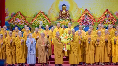 Trưởng lão Hòa thượng Thích Thanh Nhiễu tặng hoa chúc mừng Thượng tọa Thích Tâm Chính, Trưởng Ban Trị sự Phật giáo tỉnh Thanh Hóa nhiệm kỳ 2026-2031 - Ảnh: Quảng Đạo/BGN