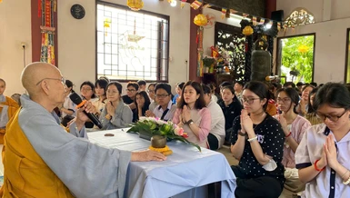 Ni trưởng Thích nữ Hạnh Ngọc khuyến tấn các em học sinh giữ gìn sức khỏe, biết an trú trong hiện tại và nuôi dưỡng sự bình tĩnh trước áp lực thi cử