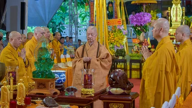 Đức Pháp chủ mặc niệm cầu nguyện anh linh các liệt sĩ, đồng bào yêu nước hy sinh trong chiến dịch Mậu Thân năm 1968 - Ảnh: Quảng Đạo/BGN