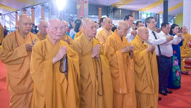 Chư tôn đức lãnh đạo GHPGVN cùng chính quyền TP.HCM dâng hương tưởng niệm các liệt sĩ, đồng bào yêu nước hy sinh tại Công viên Lê Thị Riêng (Nghĩa trang Đô Thành cũ) - Ảnh: Quảng Đạo/BGN