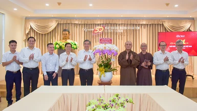 Thượng tọa Thích Tâm Hải cùng các thành viên Ban Biên tập nhận hoa chúc mừng của Thành ủy TP.HCM nhân dịp kỷ niệm 101 năm Ngày Báo chí Cách mạng Việt Nam (21-6-1925 - 21-6-2026) - Ảnh: Quảng Đạo/BGN