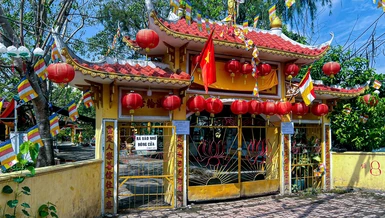Chùa Định Lâm hiện đang đóng cửa, không tiếp khách, bảng hiệu chùa được phủ tấm vải để che đi tên hiệu 