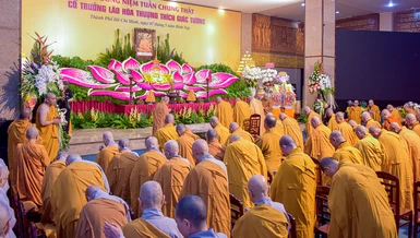 Chư vị giáo phẩm Hội đồng Chứng minh, chư tôn đức Tăng Ni dâng hương tưởng niệm Trưởng lão Hòa thượng Thích Giác Tường - Ảnh: Quảng Đạo/BGN