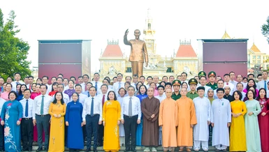 Đại biểu chụp hình lưu niệm trước tượng đài Chủ tịch Hồ Chí Minh vào sáng 1-7 - Ảnh: Quảng Đạo/BGN