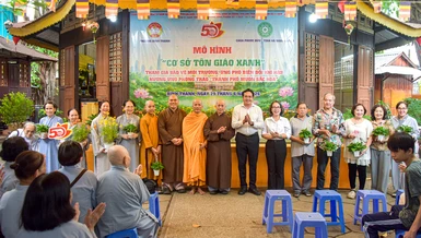 Chùa Phước Bửu, tịnh xá Ngọc Chánh tặng cây xanh, lan tỏa mô hình “Cơ sở tôn giáo xanh” đến người dân vào ngày 29-6 - Ảnh: Quảng Đạo/BGN