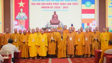 Hòa thượng Thích Gia Quang cùng tập thể Ban Trị sự GHPGVN tỉnh Tuyên Quang nhiệm kỳ 2026-2031 phát biểu nhận nhiệm vụ