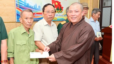 Thượng tọa Thích Tâm Chính trao quà đến các thương binh trên địa bàn phường Quang Trung, tỉnh Thanh Hóa