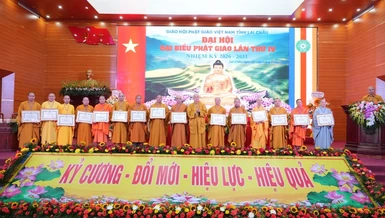 Các cá nhân thuộc Ban Trị sự GHPGVN tỉnh Lai Châu nhận Bằng tuyên dương công đức của Trung ương Giáo hội