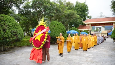 Ban Trị sự Phật giáo tỉnh Lai Châu dâng hoa tưởng niệm anh hùng liệt sĩ trước thềm đại hội 