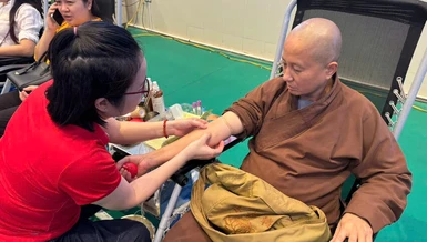 Hành giả tham gia hiến máu nhân đạo hưởng ứng chiến dịch "Giọt hồng xứ Tuyên"