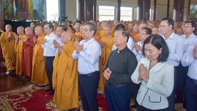 Chư tôn đức lãnh đạo Giáo hội, Ban Trị sự GHPGVN TP.HCM và chính quyền TP.HCM tham dự lễ tưởng niệm - Ảnh: Quảng Đạo/BGN