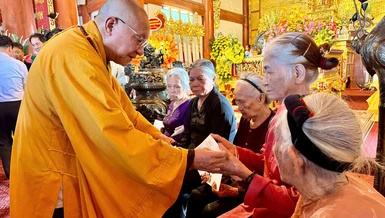 Hòa thượng Thích Gia Quang trao tặng các phần quà ý nghĩa tới thân nhân liệt sĩ