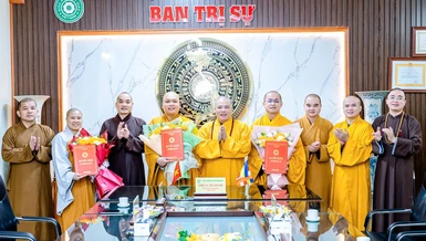 Thượng tọa Thích Tâm Chính trao quyết định bổ nhiệm trụ trì đến chư Tăng, Ni
