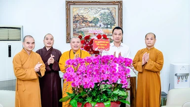 Tặng hoa chúc mừng ông Tô Anh Dũng, tân Chủ tịch UBND tỉnh Thanh Hóa