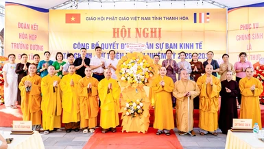 Ban Trị sự GHPGVN tỉnh Thanh Hóa tặng hoa chúc mừng đến Ban Kinh tế Tài chính - Từ thiện xã hội - Ảnh: Đức Hòe