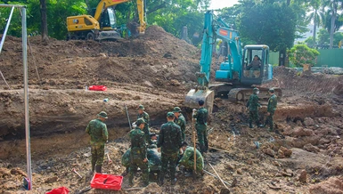 Đội Quy tập hài cốt liệt sĩ tiếp tục di dời đất, mở rộng phạm vi tìm kiếm tại Khu B trong Công viên Lê Thị Riêng