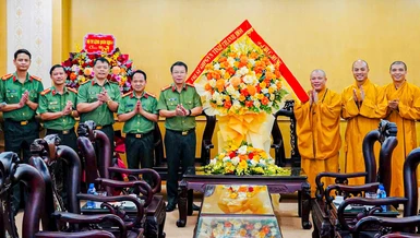 Ban Trị sự GHPGVN tỉnh Thanh Hóa tặng lẵng hoa chúc mừng đến tập thể Công an tỉnh 