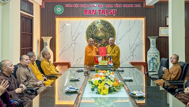 Thượng tọa Thích Tâm Chính trao quyết định thành lập Ban Quản trị tịnh xá Linh Sơn (xã Thắng Lợi)