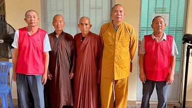 Các đối tượng người nước ngoài mặc trang phục tu sĩ Phật giáo có hành vi mời gọi, bán hàng rong, nhận tiền của khách nước ngoài vừa bị công an phường Bến Thành phát hiện