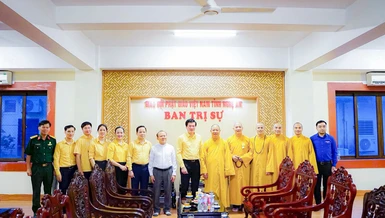 Đoàn Ủy ban MTTQVN tỉnh Nghệ An thăm Ban Trị sự nhân mùa Vu lan hiếu hạnh