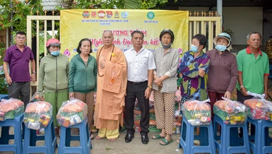 Chư Tăng tịnh thất An Lạc cùng chính quyền địa phương trao quà đến người dân khó khăn trong mùa Vu lan - Báo hiếu